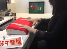 【推薦】就像小時侯躺在媽媽大腿上的觸感～GreySa格蕾莎折疊式午睡枕
